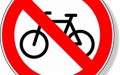 Verboden voor en om te fietsen op de buitensportaccommodatie van KV TOP!